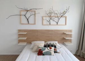 ein Schlafzimmer mit einem Bett mit zwei Bildern an der Wand in der Unterkunft Apt charme Paris vue & parking in Paris
