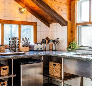 米尔福德Couple's Retreat Lodge with Hot Tub and River Views的带水槽和台面的厨房 更多15张照片