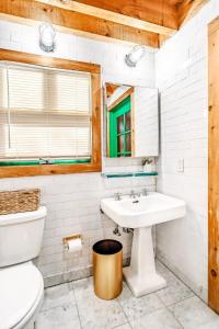 米尔福德Couple's Retreat Lodge with Hot Tub and River Views的带水槽和马桶的白色浴室