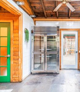 米尔福德Couple's Retreat Lodge with Hot Tub and River Views的一座房子的前门,有五彩缤纷的门