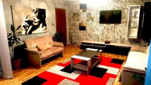 蒂米什瓦拉Dodi house的客厅里有一张沙发和一张桌子。