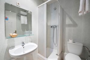 Un baño con inodoro, lavabo y ducha. en Guilleumes Montserrat, en Monistrol