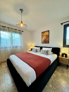 una camera da letto con un letto grande con una coperta rossa di Appartement Stella a Monticello