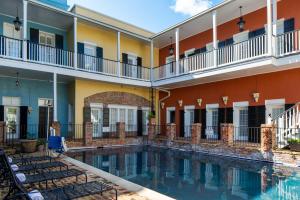 una piscina en el patio de un hotel con un edificio en New Orleans Courtyard Hotel by the French Quarter, en Nueva Orleans