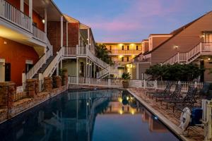 una piscina en el patio de un hotel en New Orleans Courtyard Hotel by the French Quarter, en Nueva Orleans