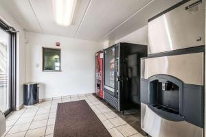 Elle comprend un salon doté d'une cheminée et d'un réfrigérateur. dans l'établissement Motel 6-Birmingham, AL, à Birmingham