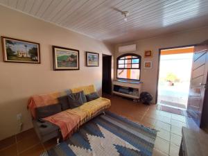 a living room with a couch and a window at Recanto do Saldanha in Angra dos Reis