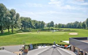 un campo da golf con persone che giocano su un green di Guesthouse 'Elements' with panoramic views a Bergen