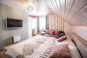 une chambre avec un grand lit et un canapé dans l'établissement Glanzstück, à Hasselfelde