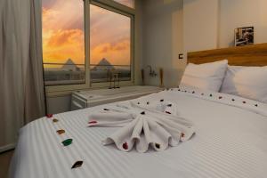 Ліжко або ліжка в номері Rixoss Tower Pyramids View