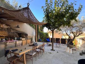 Restaurace v ubytování CaBaNa 52 La chambre Proche Lourmarin