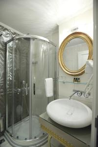 Koupelna v ubytování Katelya Hotel + 37 fotografií