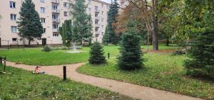 Vonkajšia záhrada v ubytovaní Modern, comfortable apartments near the metro