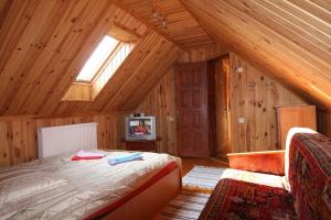 um quarto com uma cama num chalé de madeira em Blizzard em Slavske