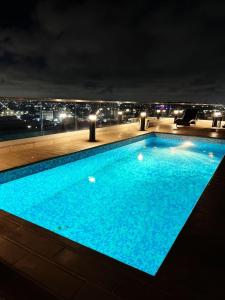 Bazén v ubytování Luxury One-Bedroom Apt at The Signature Near Airport nebo v jeho okolí