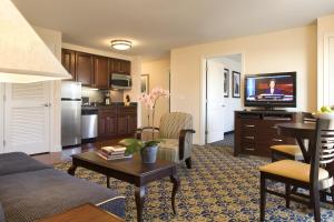 O zonă de relaxare la Newport Beach Hotel & Suites