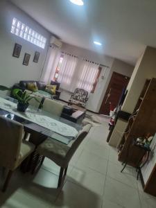 a living room with a table and a couch at Hospedagem Sil e Jean quarto triplo, cozinha compartilhada com outros hóspedes in São Gabriel