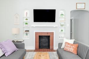 印第安纳Whispering WillowBNB的带壁炉和平板电视的客厅