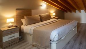 Łóżko lub łóżka w pokoju w obiekcie Apartamentos Aranda