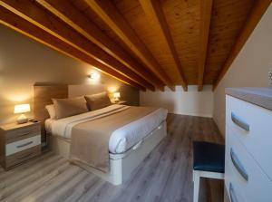 Łóżko lub łóżka w pokoju w obiekcie Apartamentos Aranda