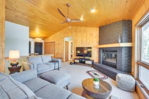 Imagen de la galería de Boat Dock, Full Gym Waterfront Nelson Lake Gem!, en Hayward