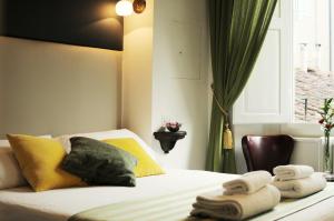 1 dormitorio con 1 cama con toallas en B&B Isola d'Arno, en Florencia