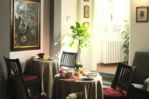 comedor con 2 mesas y sillas en B&B Isola d'Arno, en Florencia