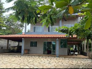 un edificio con un patio di fronte di Rancho Rallf a Santo Antônio do Descoberto
