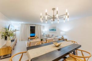Posezení v ubytování Magnificent Beach Front Condo - Flagler Ave - 111