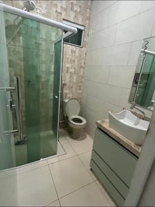 un bagno con doccia, lavandino e WC di Rancho Rallf a Santo Antônio do Descoberto Altre 25 foto