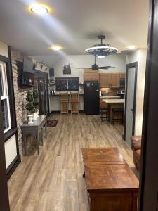 Gallery image of Twin Oaks Cabin at Linville, Private, New remodel in Newland