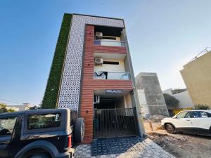 ein Gebäude mit einem davor geparkten Auto in der Unterkunft Home Escape 1BHK Elite Near Mahalaxmi Nagar in Indore