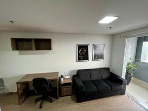 un salon avec un canapé et une table dans l'établissement Flat no Brookfield Towers, à Goiânia
