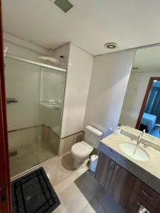une salle de bain avec toilettes, lavabo et douche dans l'établissement Flat no Brookfield Towers, à Goiânia