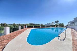 una gran piscina de agua azul en Appartement Pueblo Cortes del Golf, en Estepona