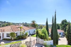 una vista aérea de una villa con árboles en Appartement Pueblo Cortes del Golf, en Estepona