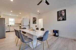une cuisine et une salle à manger avec une table et des chaises blanches dans l'établissement 3 Mi to Six Flags Atlanta Area Apartment, à Mableton