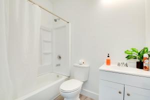 une salle de bain blanche avec toilettes et lavabo dans l'établissement 3 Mi to Six Flags Atlanta Area Apartment, à Mableton 19 autres photos