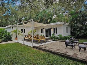 a house with a picnic table in the yard at -Disco Bungalow- One third mile to FTL Marine Center in Fort Lauderdale