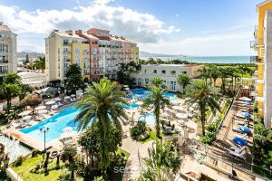 an overhead view of a resort with a pool and palm trees at Confortáveis Studios no IL Campanario Resort ILCJR in Florianópolis