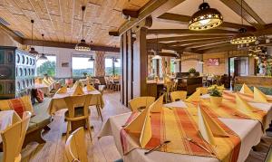 ein Restaurant mit Tischen und Stühlen in einem Zimmer in der Unterkunft Landgasthaus Sonne in Freudenstadt