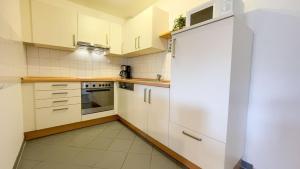 Kuchyň nebo kuchyňský kout v ubytování Strandhaus-Nordseebrandung-Fewo-A2-3 + 7 fotografií
