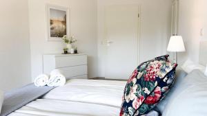 Postel nebo postele na pokoji v ubytování Strandhaus-Nordseebrandung-Fewo-A2-3