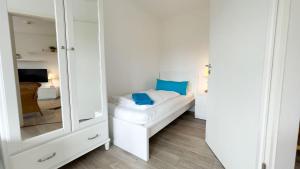 Postel nebo postele na pokoji v ubytování Strandhaus-Nordseebrandung-Fewo-A2-3