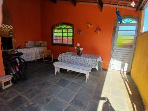 Una habitación con una mesa y un banco en una habitación. en Casa do Descanso em São Bento do Sapucaí, en São Bento do Sapucaí