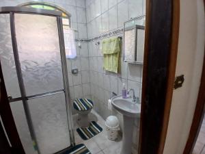 Un baño con ducha, inodoro y lavabo. en Casa do Descanso em São Bento do Sapucaí, en São Bento do Sapucaí 19 fotos más