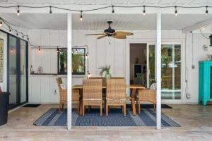 a dining room with a table and chairs at Heated Pool Mini Golf Game Room Near Beaches in Bradenton