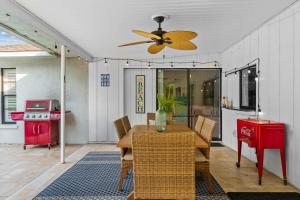 a dining room with a table and a ceiling fan at Heated Pool Mini Golf Game Room Near Beaches in Bradenton