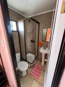 e bagno con servizi igienici, doccia e lavandino. di Hostal el hermanito a San Pedro de Atacama Altre 25 foto