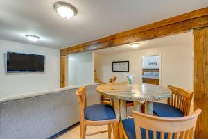 TV i/ili multimedijalni sistem u objektu Updated Home with Mtn Views 8 Mi to Snowbird Resort